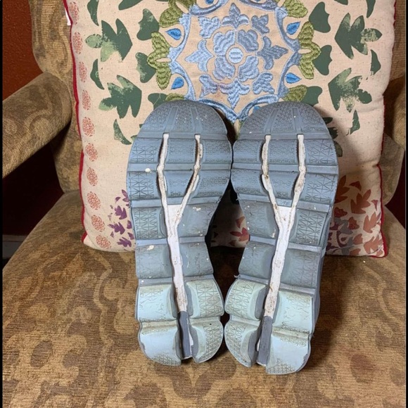 On Running Cloud running shoes size W9 - Picture 4 of 6